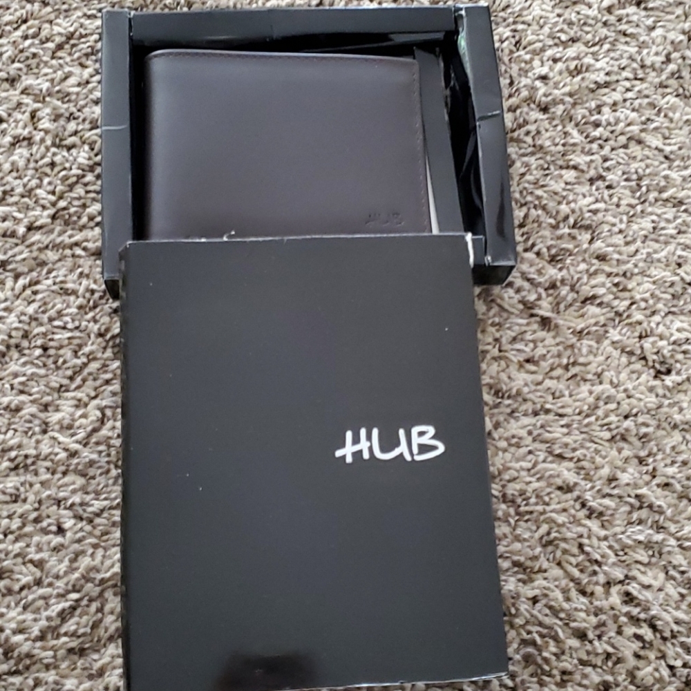 Hub Boxed Black Leather Wallet